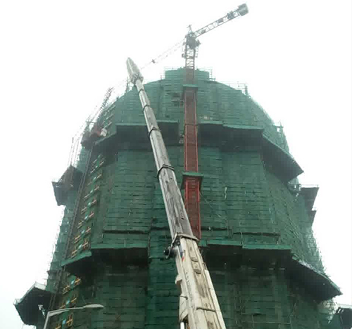 普安吊车在工地上作业